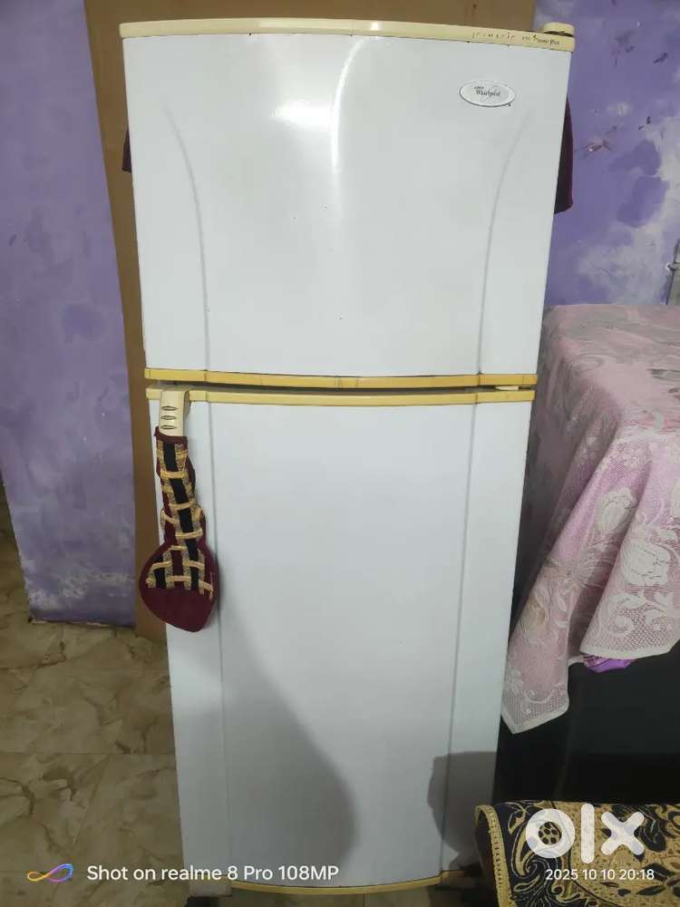 Whirlpool refrigerator ice magic f23 classic plus , 12 yrs old  220 lt