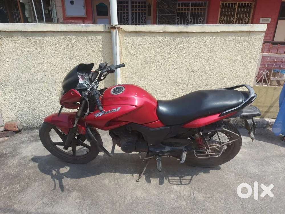 Hero hunk 150 cc red colour