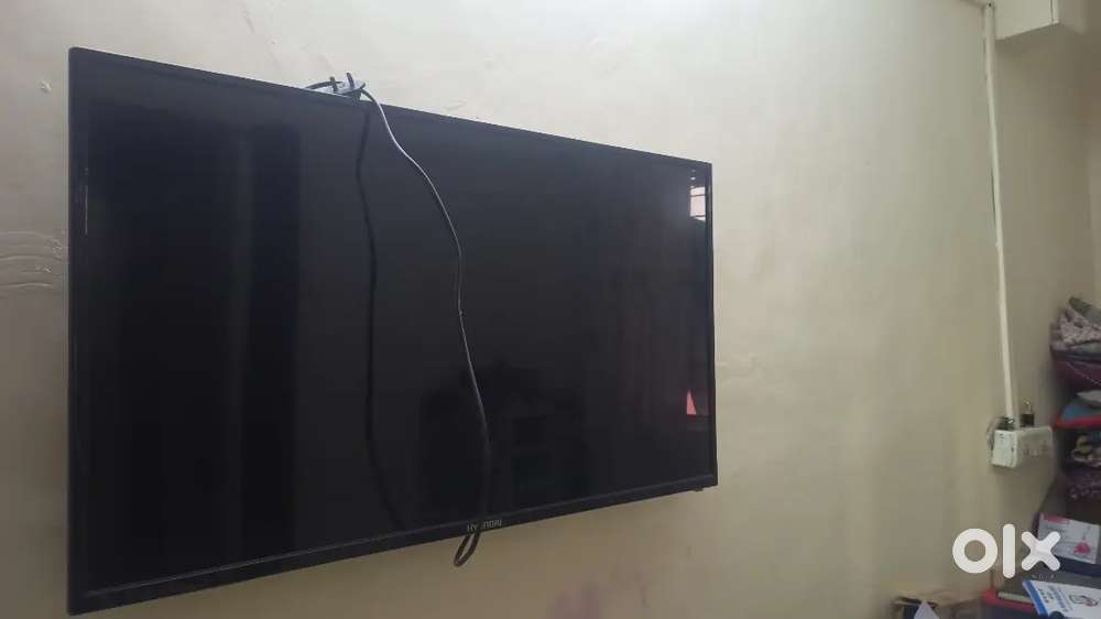 Hyundai smart TV 42 inch & cupboard
