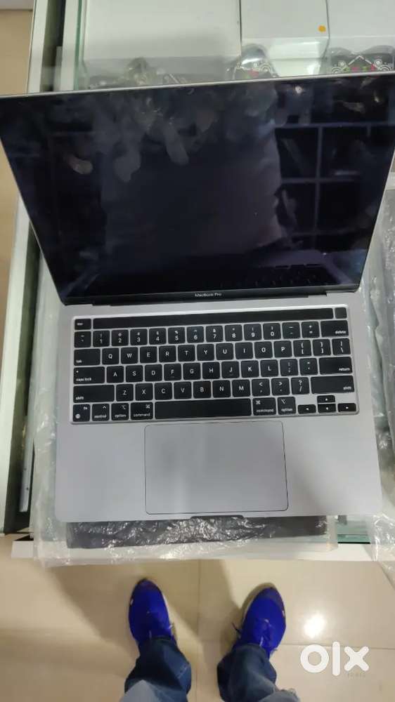 M2 Mac book pro with touch bar, 16gb ram, 512gb ssd, 13.3 led screen