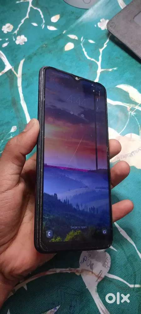 Samsung galaxy A70 selling price 4000