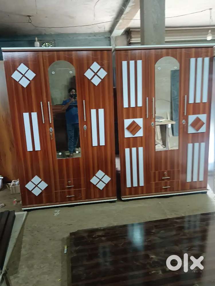 0FFer factory hai three. Door Almira holl sell k kaam hai