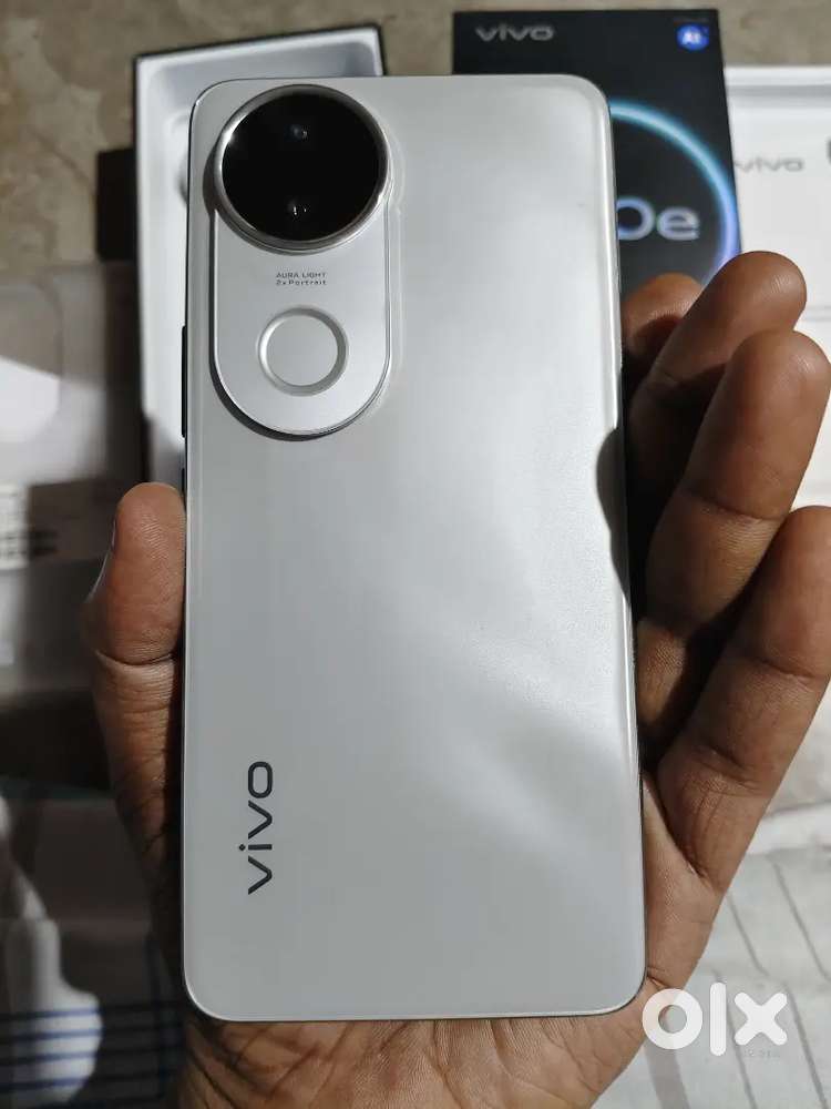 Vivo V50e 8/128 only 6 days old with all acsoocirise