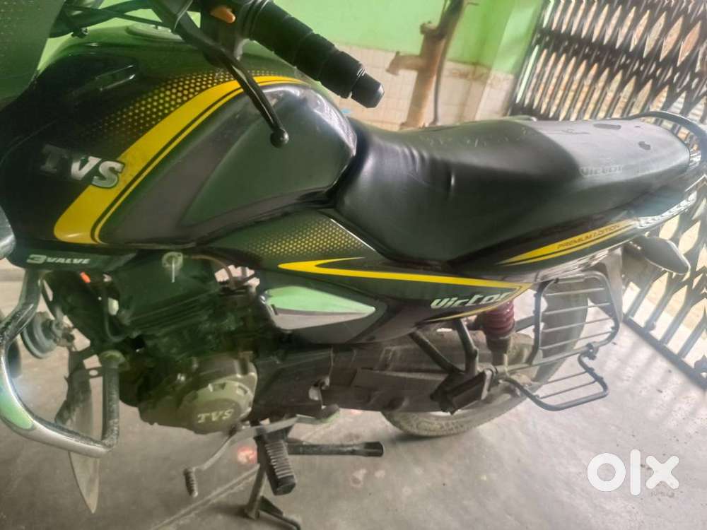 TVS VICTOR Premium Edition 110 CC Golden Yellow Disk Brake