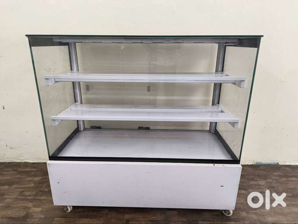 Cake display counter