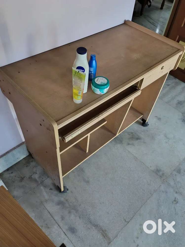 Computer desktop table with wheels