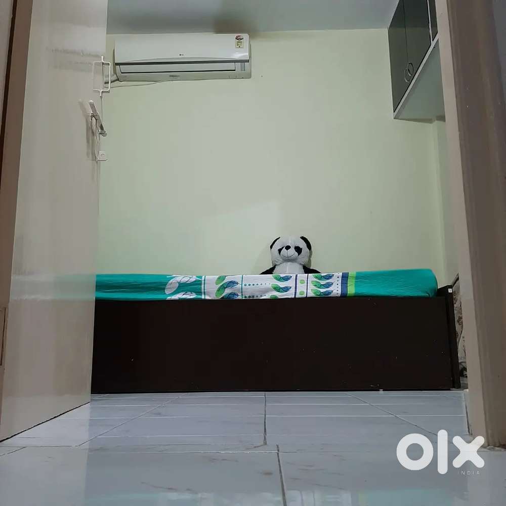 Very Nice Fully Furnished 1 BHK Rent Grils & Family Allow Satellite