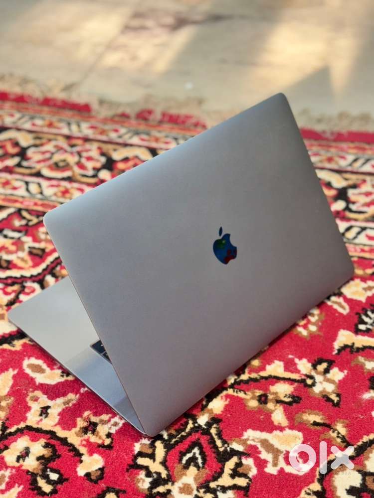 Macbook pro i9  new condition