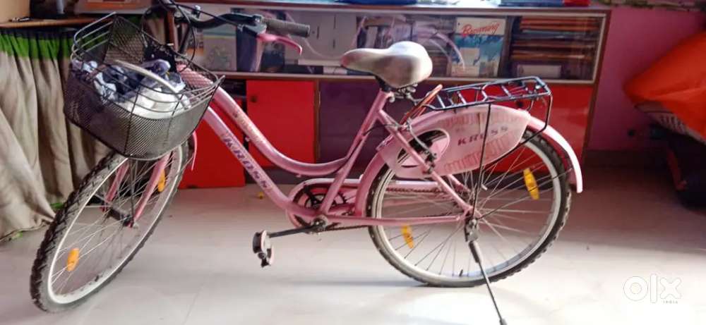 Kross cycle with front basket