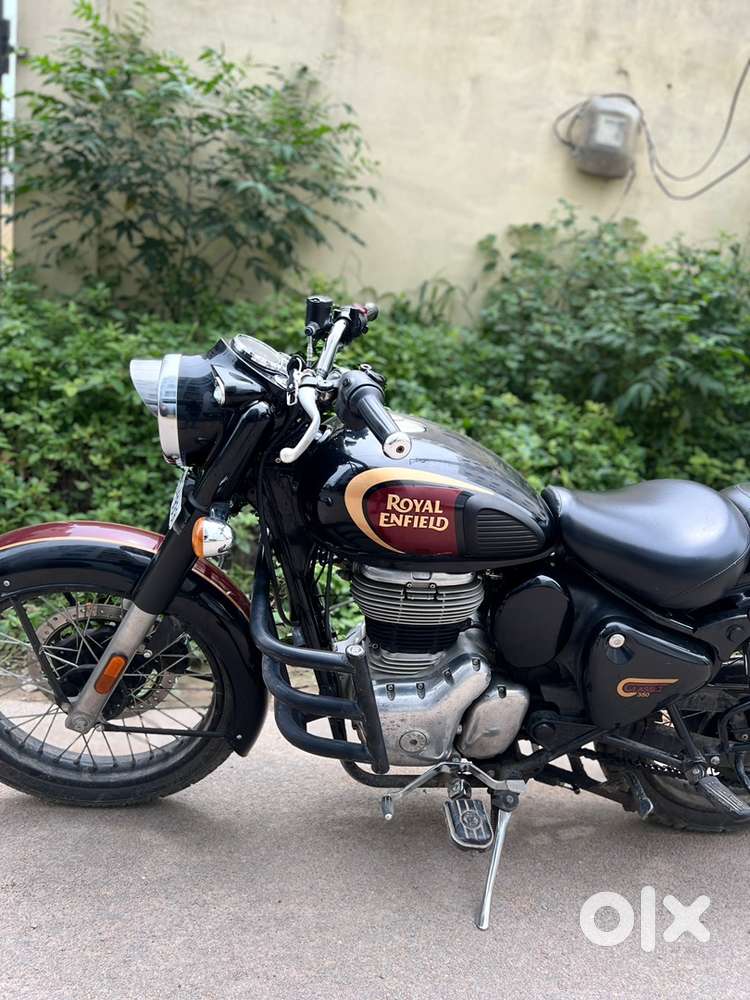 Royal Enfield classic 350 brand new bike showroom track vehicle