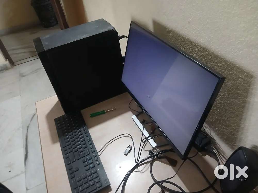 Computr co2du Dell 22in LED monitor