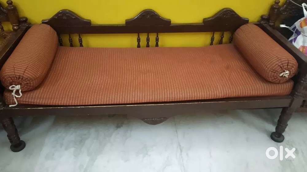 Kerala TEAK WOOD DEWAN WITH CUSHIONS 6X2.5FT GOOD CONDITION