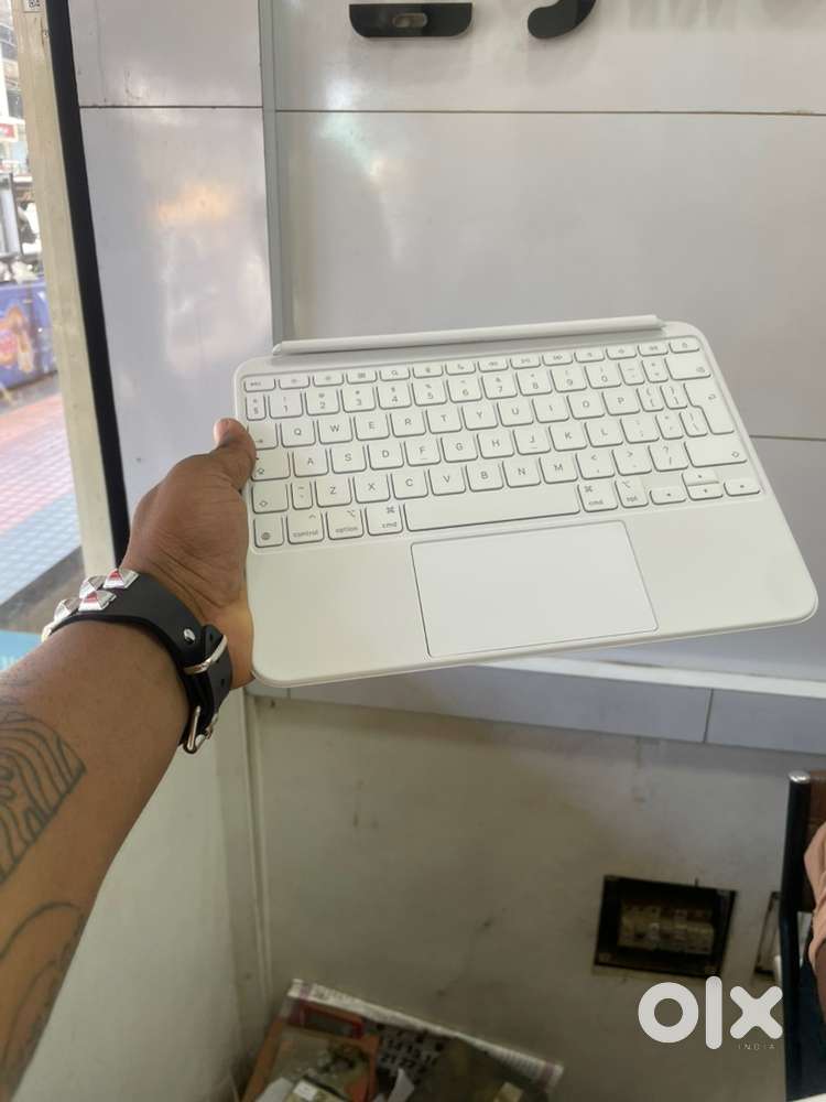 Apple Magic Keyboard Folio for iPad – Excellent Condition