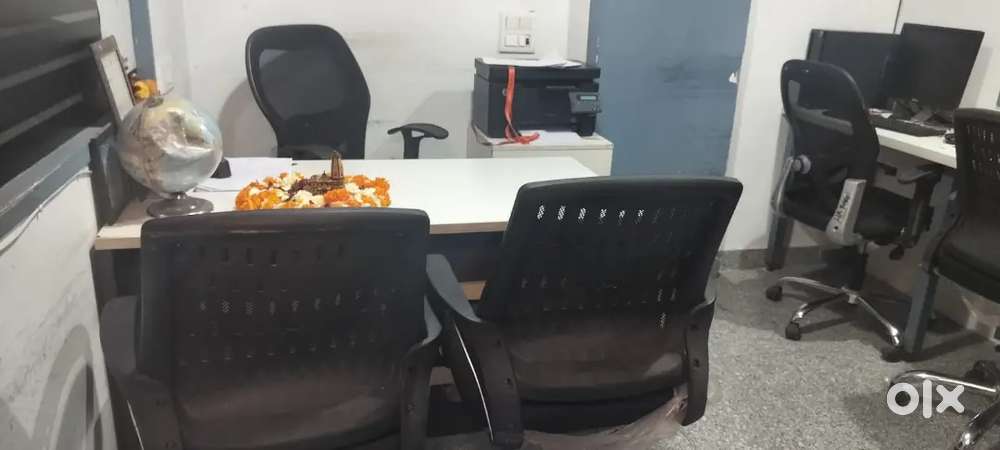 4 work seat and 1 boss cabin furnished office space