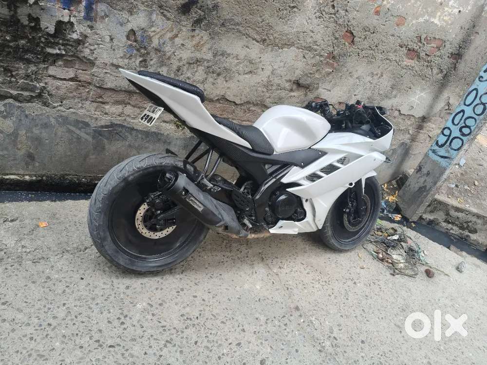R15 v2 koi kami nahi all oky hai pahlai aakr daikhna fir laina