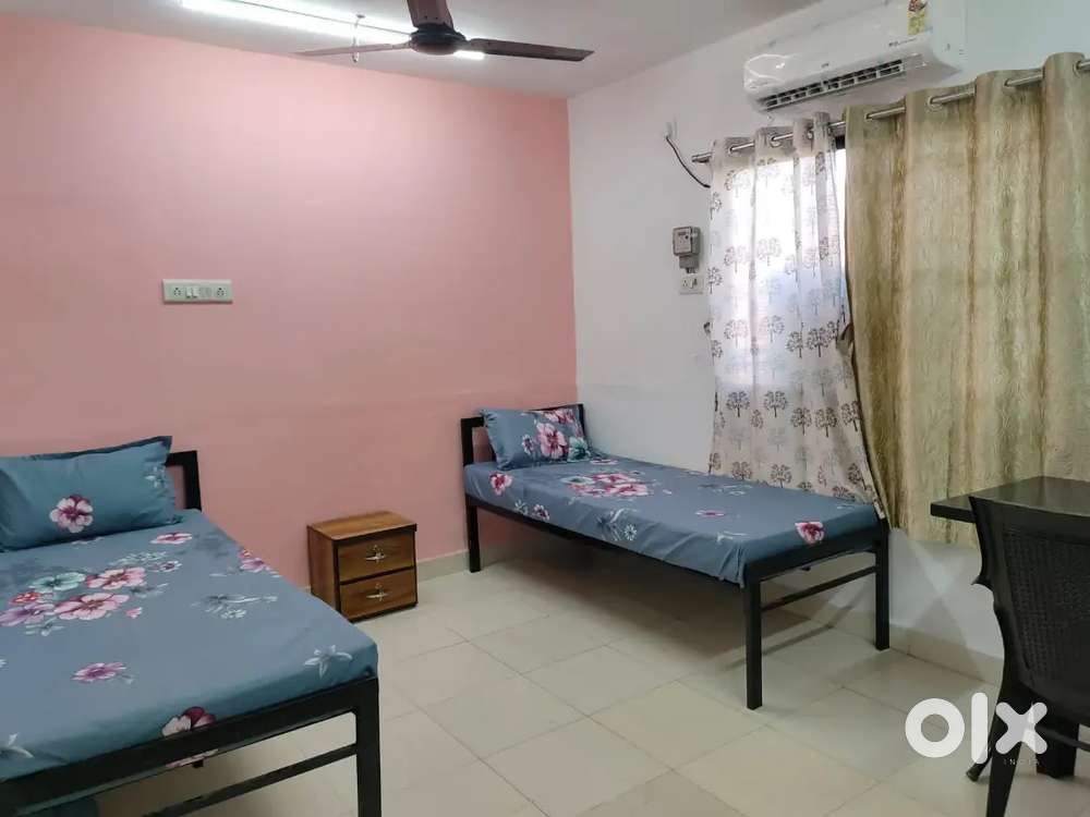 In MALAD Fully furnished luxury PG prime area no brokerage