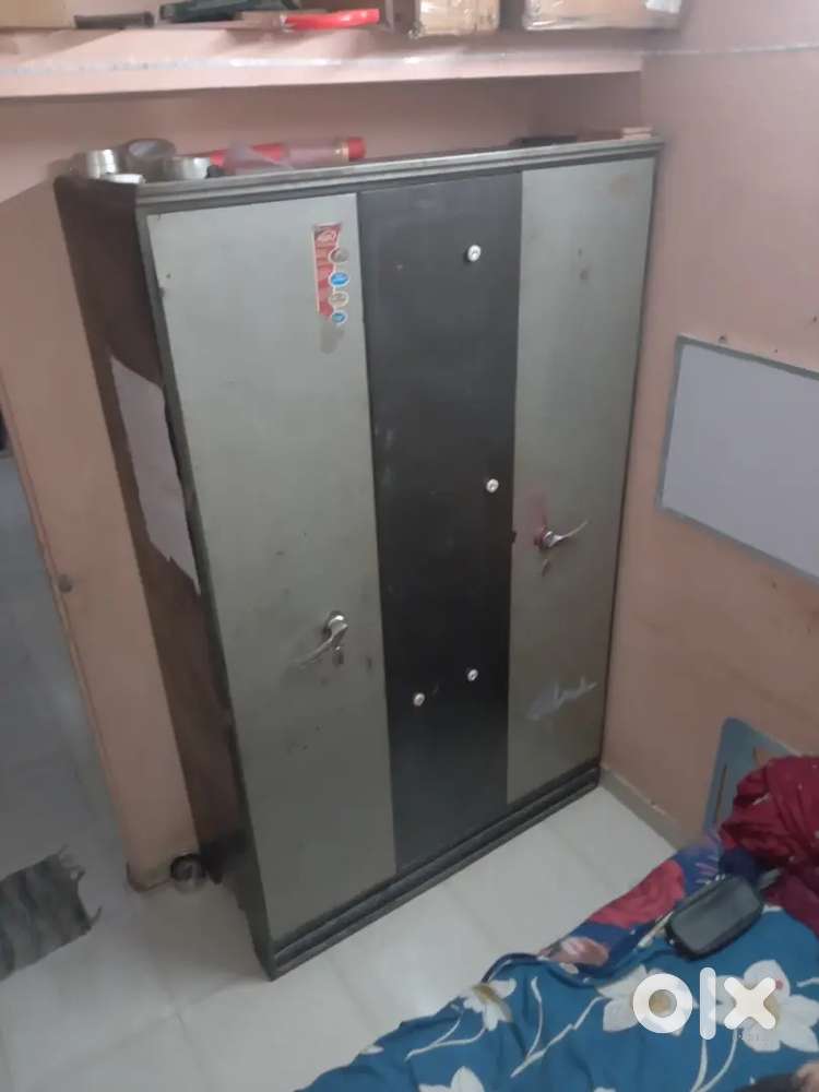 Almera dobal door