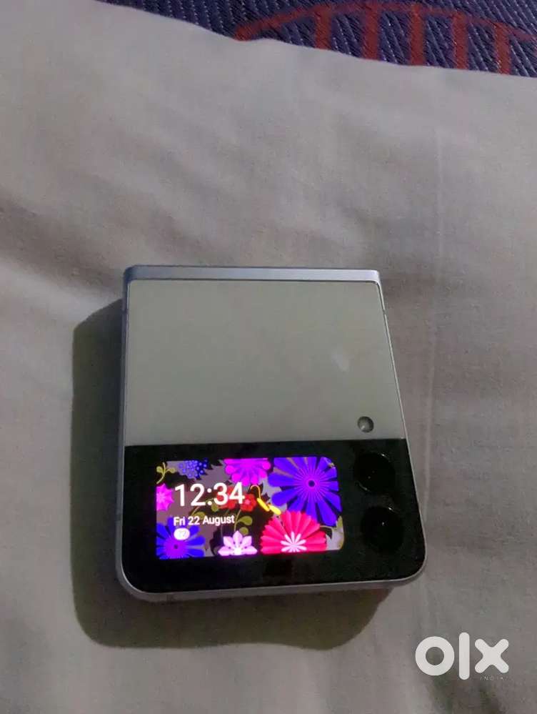 Samsung galaxy z flip 3  flip phone for the least price.