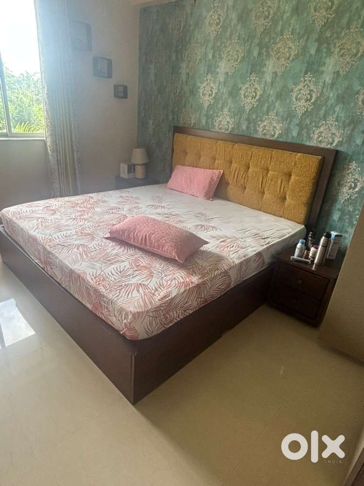King bed with 2 side stool  1 year old