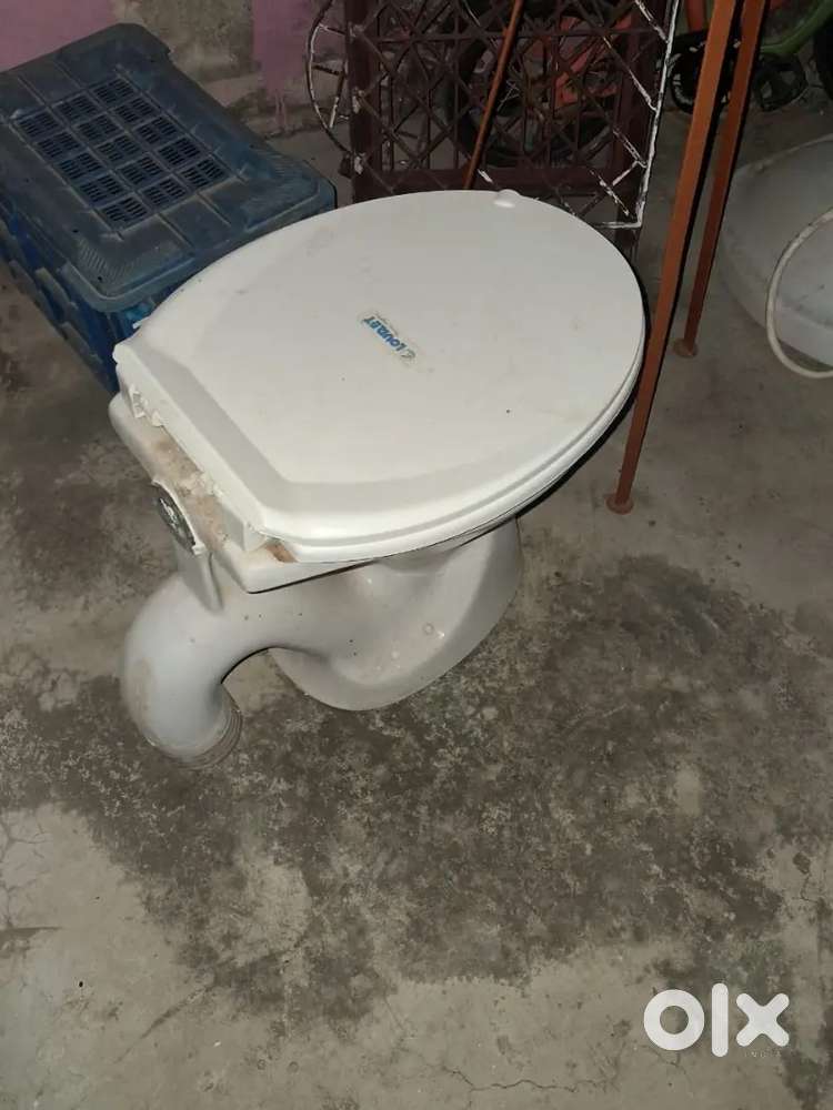 Comode Seats 2 + Flush  and 3 washbasin