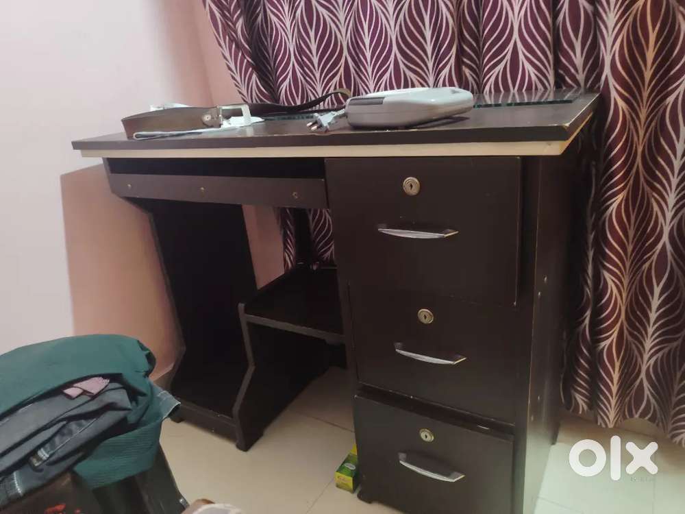 Computer table
