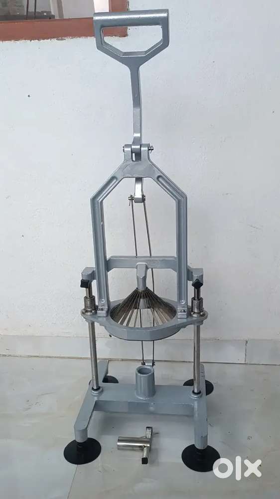 Blooming onion cutting machine