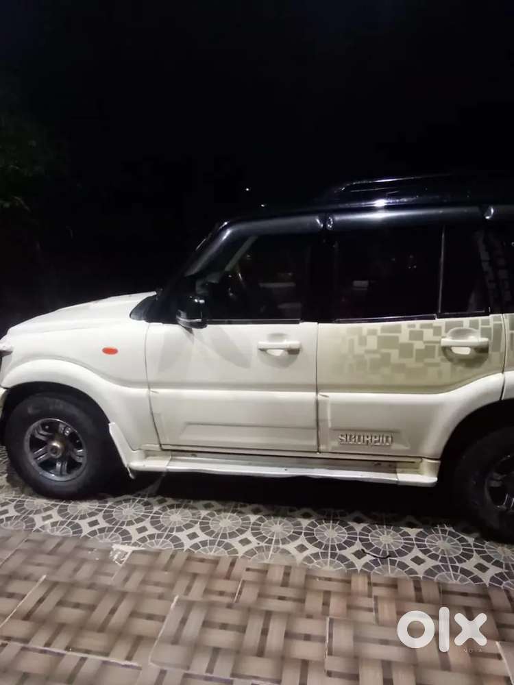 Kisi female ko personal driver chaye with helper