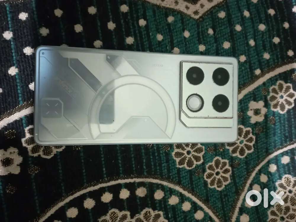 Mobile me koi problem nhi hai only 6 months original bill And charger