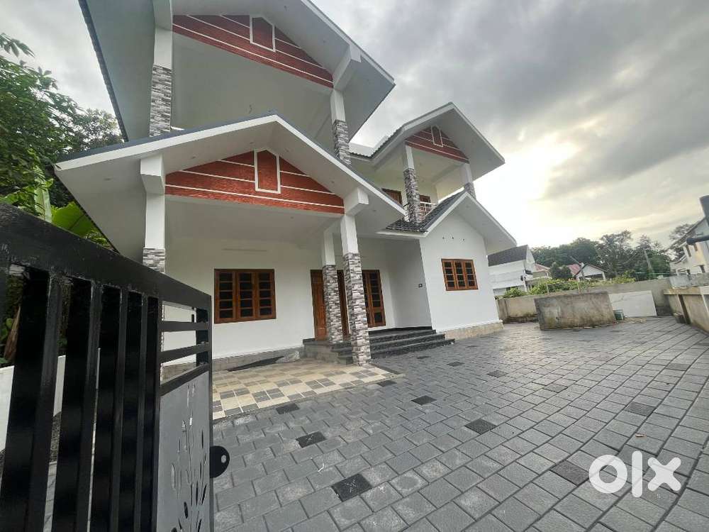 HOUSE FOR SALE @ PAMPADY