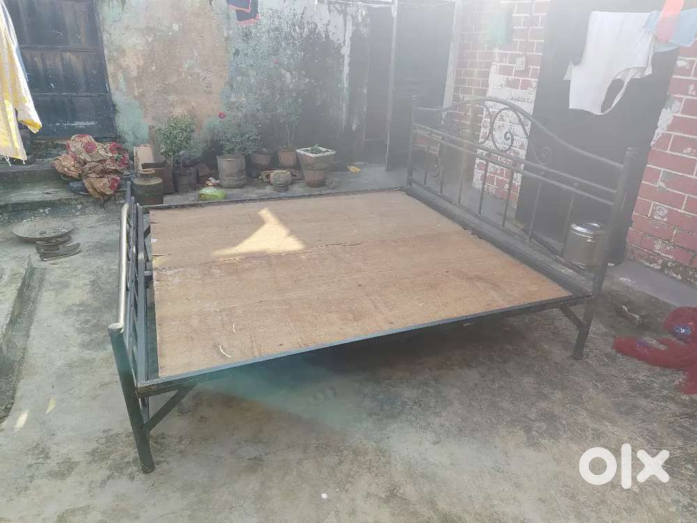 Iron frame bed double