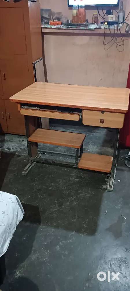 Computer table