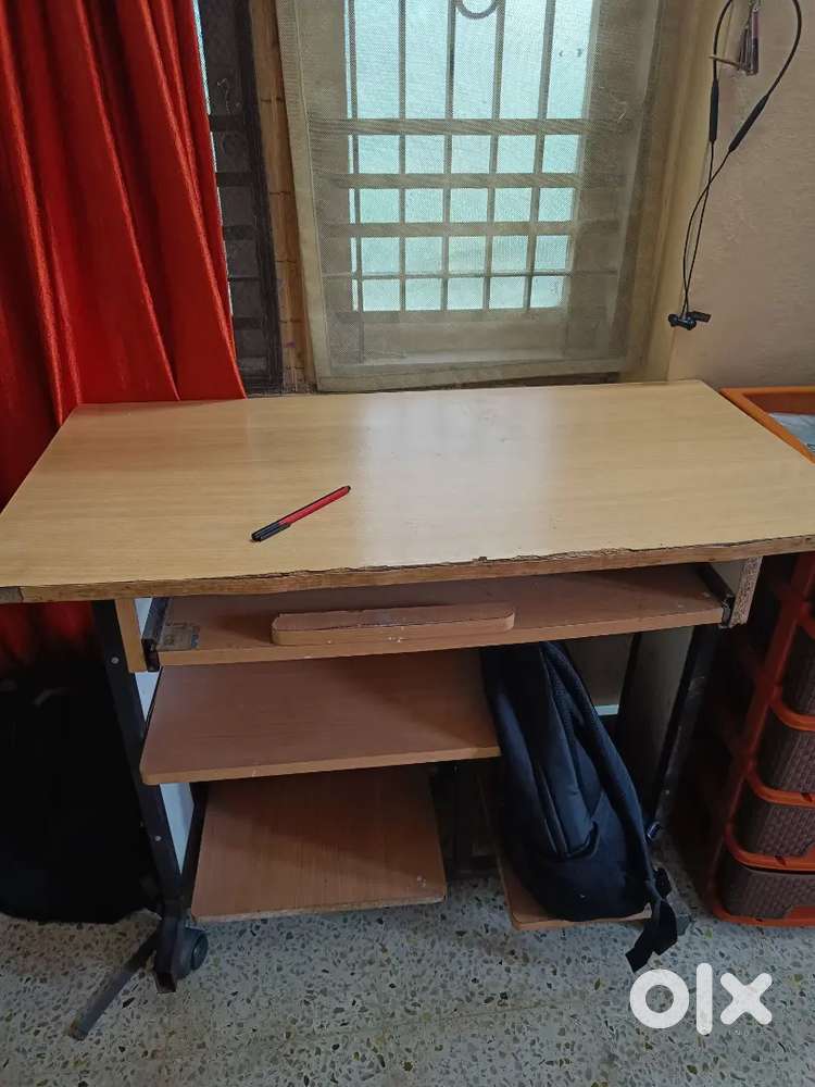 Computer table