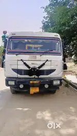 Tata 4923 tipper tailor good condition tyre 90%