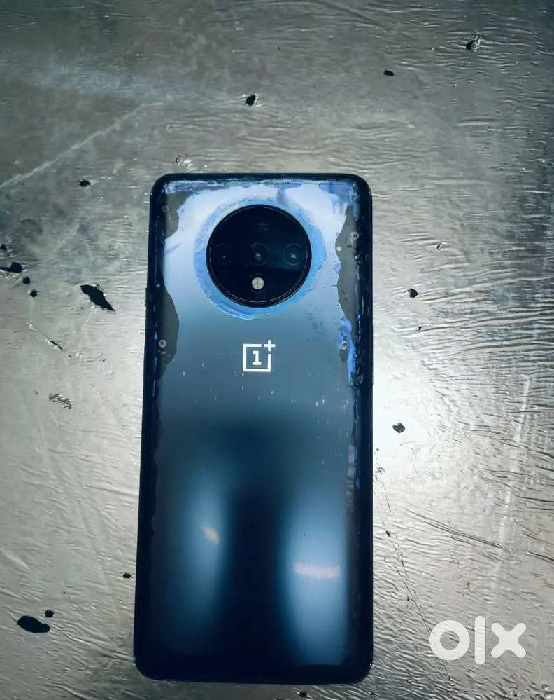 One plus 7T  storege 8/128. One hand use smooth phone only bill no box