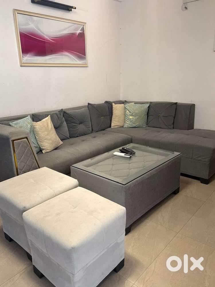 6 seater sofa with 2 puffies nd centre table