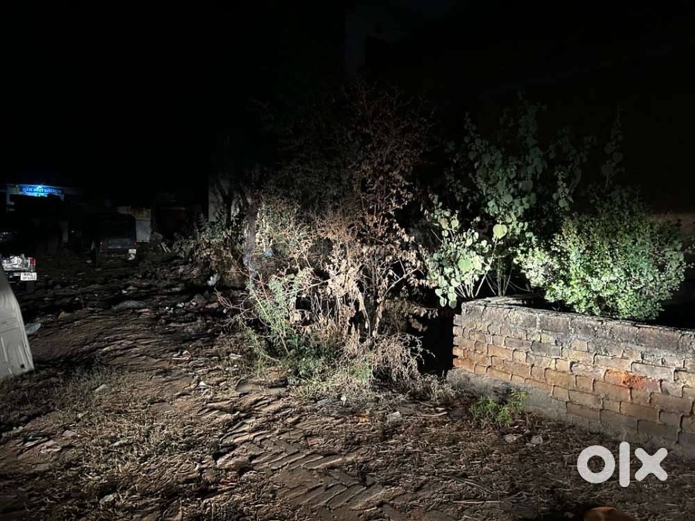 17 by 9 shop in model town mistri market, nohar