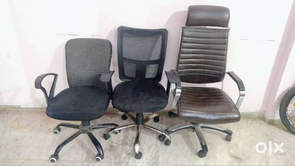 4 Office Chairs 1 Computer Table Bechna hai