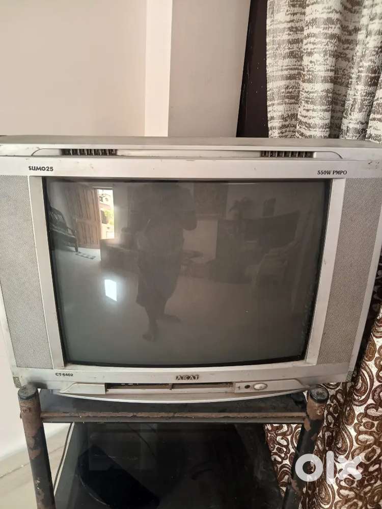 Akai colour TV model 2007 25 inches screen with booster sound 550 watt