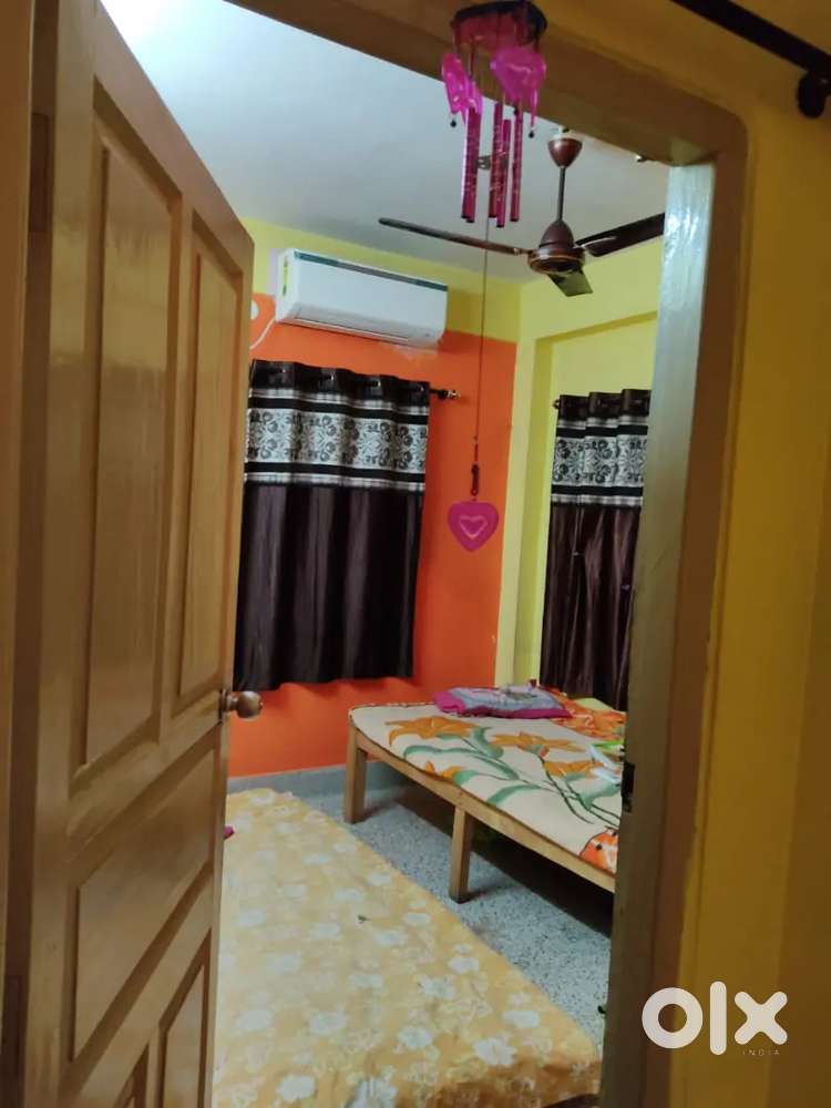 One female roommates share my 2bhk flat