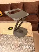 Laptop stand: Height adjustable, rotatable