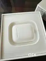 Apple AirPods 2nd Gen with Charging Case – Excellent Condition