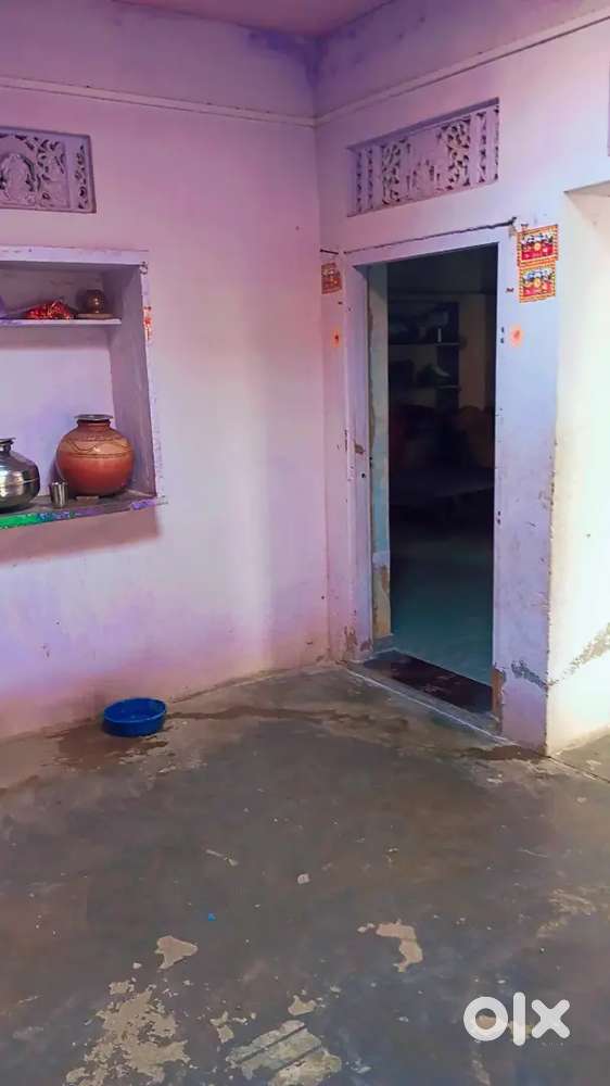 4 कमरे हैं 2 होल है