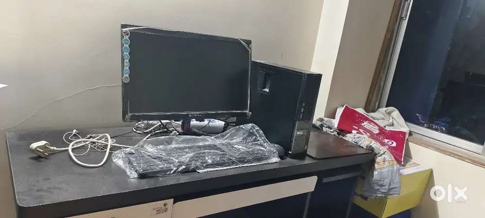 Computer set With Computer Table