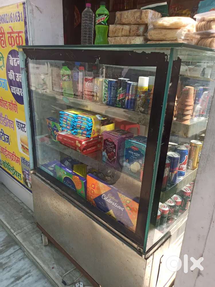 Cake display counter