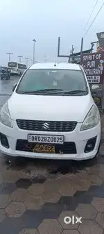 White colour car price 2.90