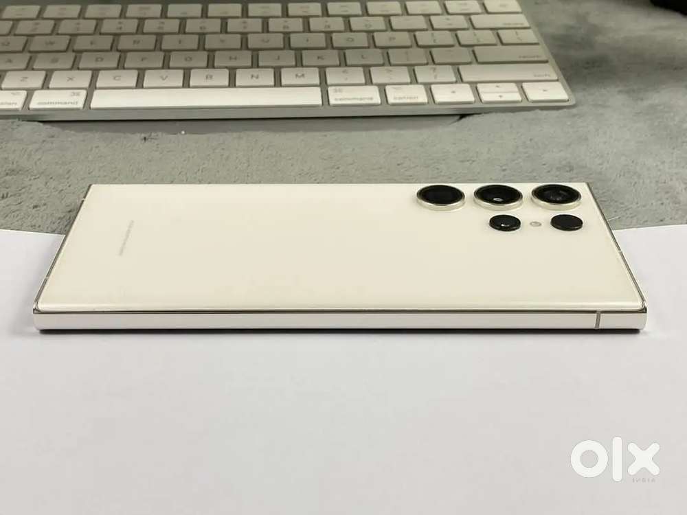 Samsung's galaxy S24 ultr with all accessories