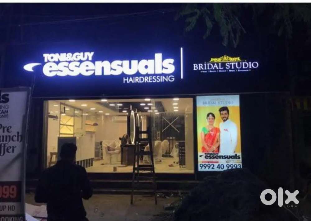 Female Hairstylist come tatoo artist