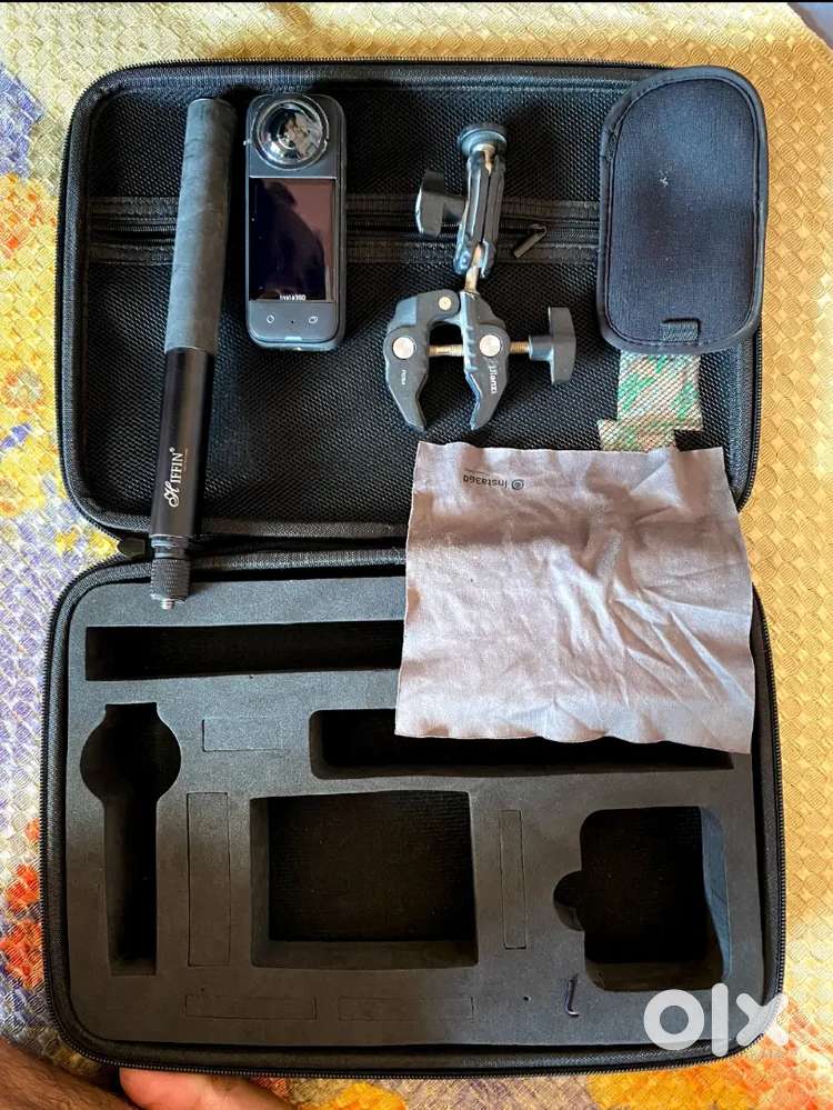 Insta x3 360 camera with bill box