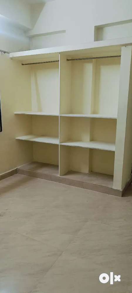 Flat for rent 2 bhk 5th floor with lift rent 16000