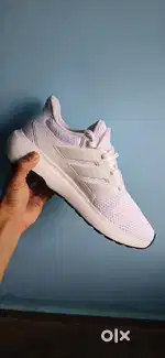 One time used Original Adidas White shoes with bill
